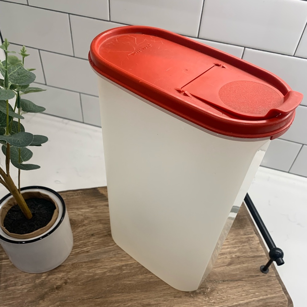 Tall Tupperware 2.9 Liters 12 1/4 Cups 1615-3 Red